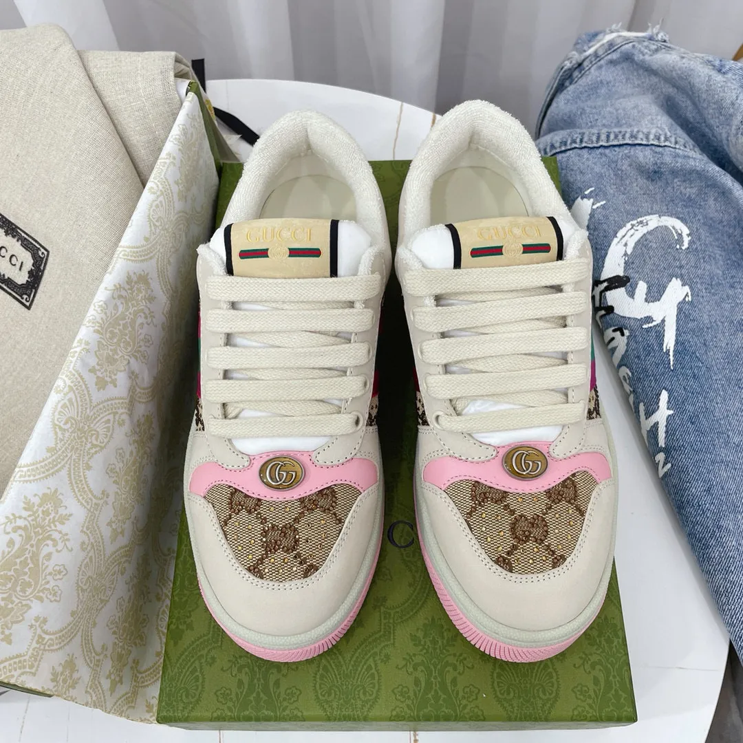 Factory price: 580💰 GUCCI Gucci's newly upgraded back cover lining, top-notch old dirty shoes, classic casual sports shoes for couples, retro sneakers and old G family dirty shoes, updated at the counter simultaneously! ①The shoe upper has the same water-based edge coating process as the original version⚠️The ordinary oil edges on the market have a strong glue feel and are easy to fall off! Grade A first-layer nubuck leather (with pores)/matching computer embroidered double G cloth, high-density terry velvet lining. ② A PVC transparent small round mark sealing line is added to the details of the midsole. The mold is opened six times and the jewelry craftsmanship is used to customize the two-color double G buckle, striving to be the same as the original version. A pair of buttons is more than three times more expensive than ordinary buckles on the market. ③An old two-color washable label, the chip is placed on the outer waist of the right foot, the entire shoe is completely hollowed out with rubber technology, TUP material (rubber to distinguish the market) with the latest green packaging from the counter, 3D printed handbag, and a pair of shoelaces. There is no pressure when entering and exiting the counter. You can buy a 1:1 accurate replica of the original version and modify and upgrade it repeatedly. The details are perfectly restored, the materials are all customized, and they are truly top-notch. Please look at the details clearly to identify the quality. Upper: First-layer frosted cowhide/embroidered double G cloth. Lining: original high-density velvet lining. Foot pads: original pearlescent sheepskin. Outsole: private molded vacuum TPU material. Packaging: original top-grade full set packaging at the counter. Shoe size: women's size 35-40, men's size 39-44 (men's size 38, 45🉑️customized, non-returnable)